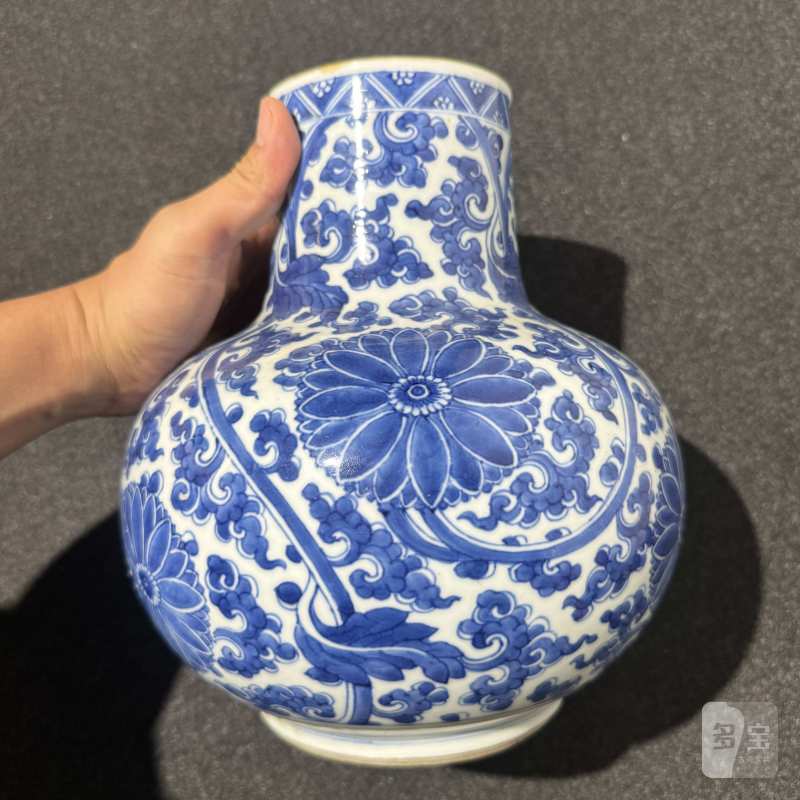 清康熙 青花缠枝莲纹天球瓶 - 图4